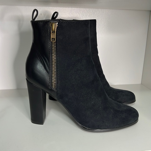 *LIKE NEW* Black Booties - Picture 1 of 4